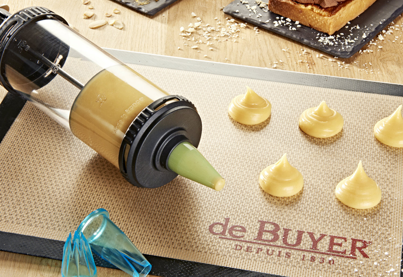 DE BUYER - How to use Le Tube (pressure pastry syringe) 